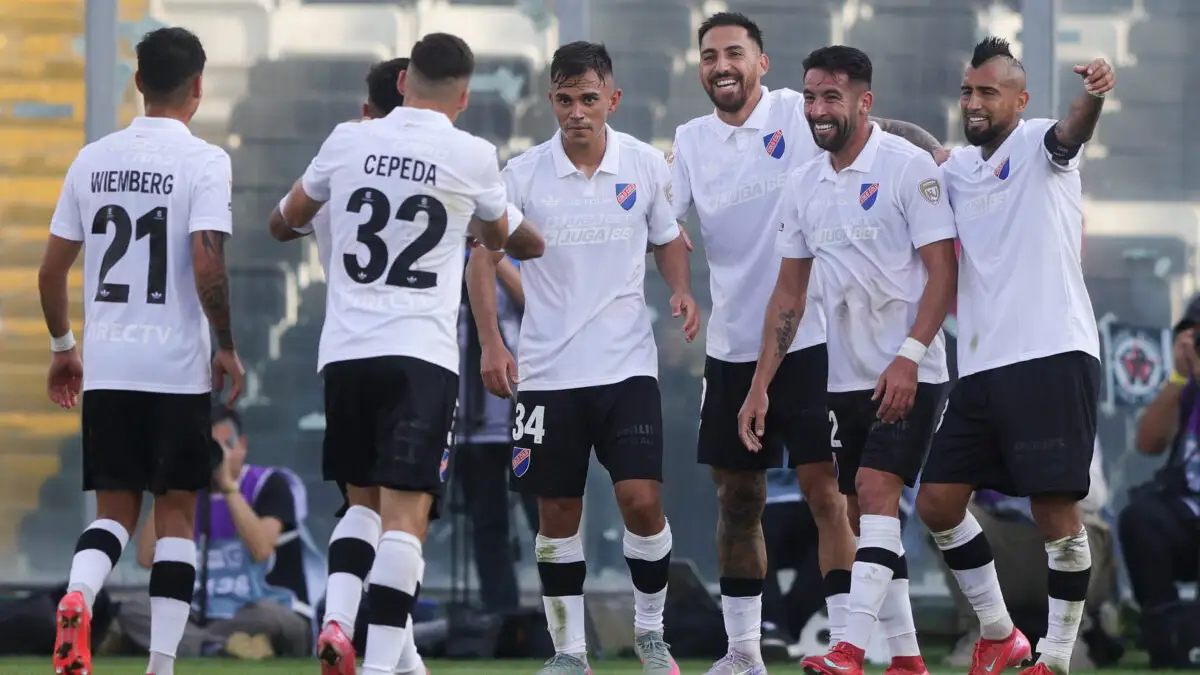 Colo-Colo celebrando un gol.