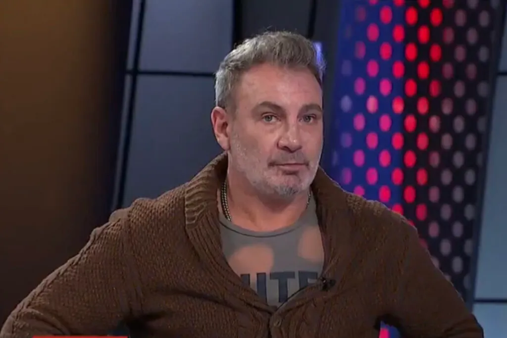 Marcelo Barticciotto mirando seriamente.