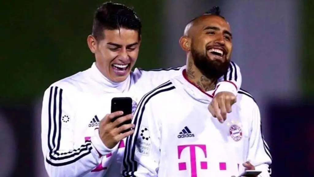 James Rodríguez y Arturo Vidal tienen una larga amistad.