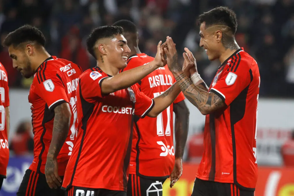 Jugadores de Colo-Colo celebrando un gol.