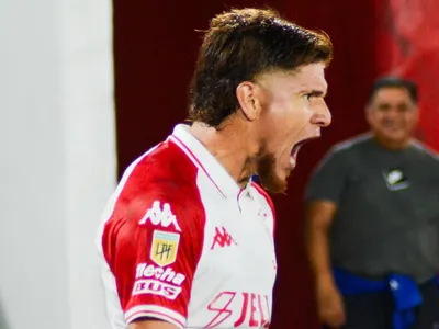 [VIDEO] Asistencia y polémica con rival: La movida noche de Leonardo Gil en triunfo de Huracán