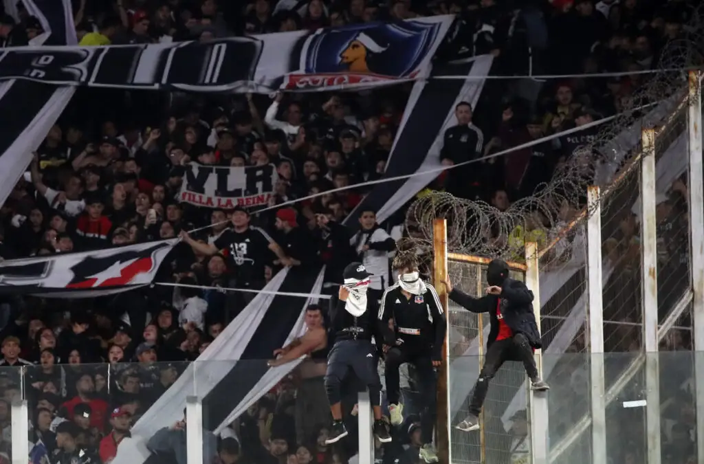 Hinchas de Colo-Colo protagonizaron una grave acción en el Estadio Monumental.
