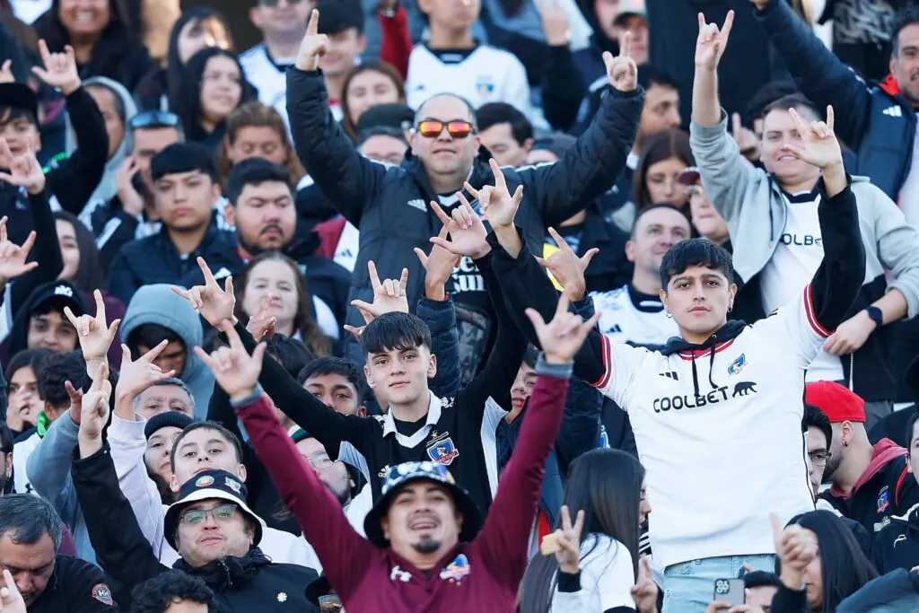 Hinchada de Colo-Colo durante un partido en el Estadio Monumental.