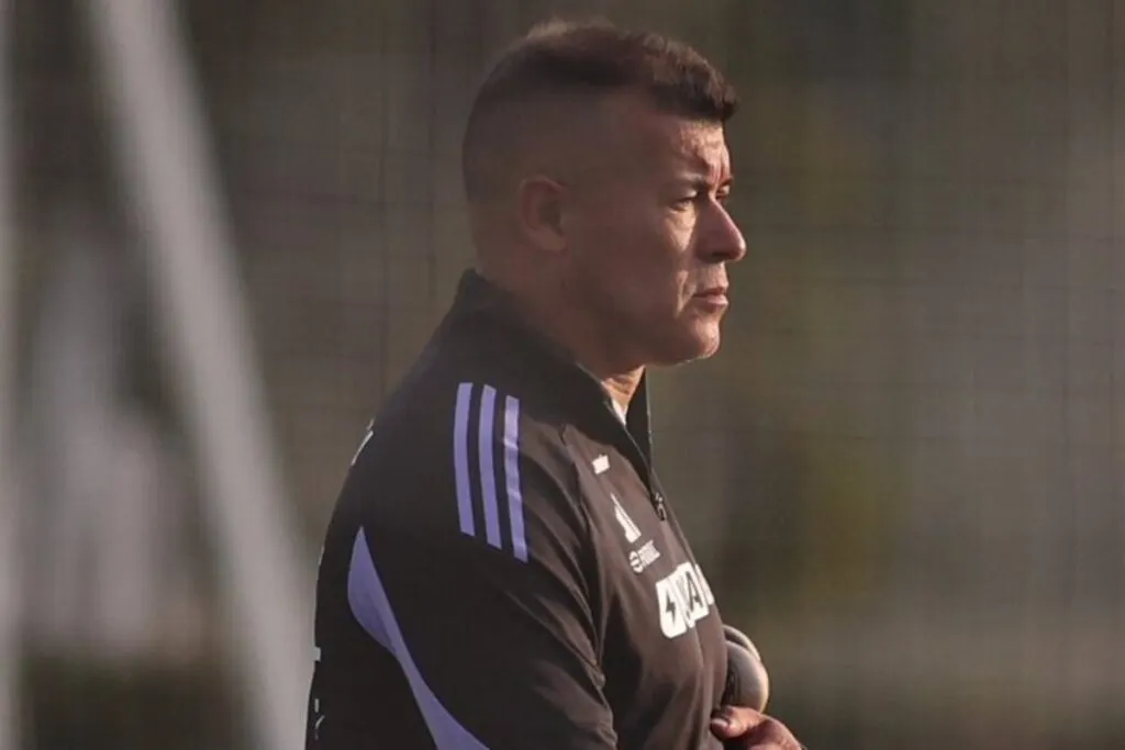Primer plano de Jorge Almirón serio.