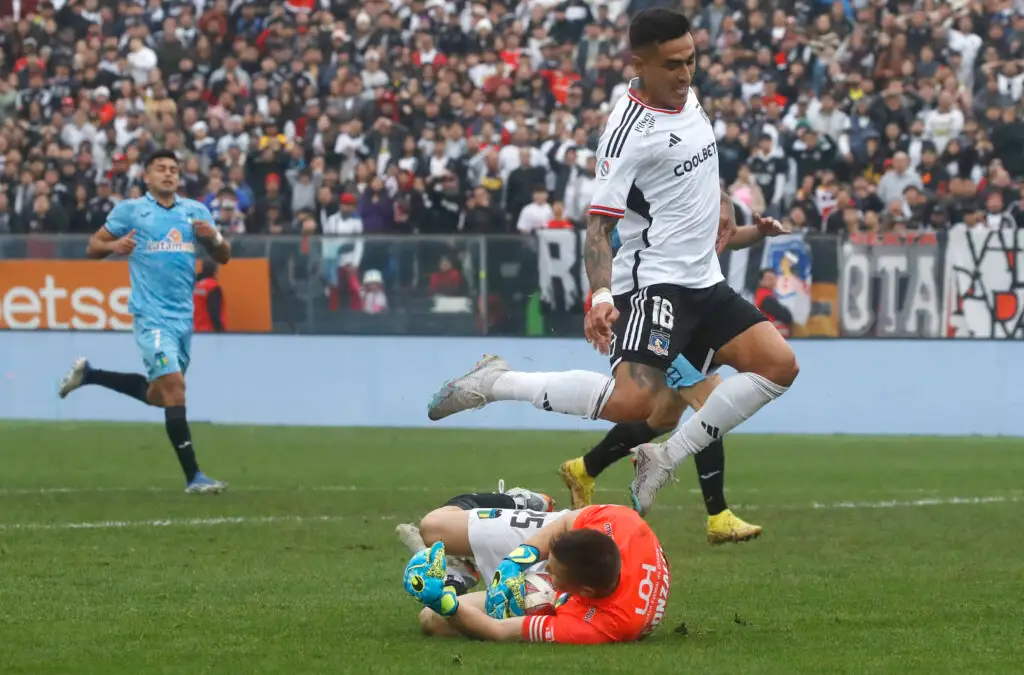 Darío Lezcano perdiendo el balón en duelo de Colo-Colo contra O’Higgins