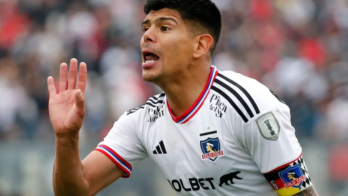 Esteban Pavez con evidentes rasgos de estar reclamando una situación en pleno partido de Colo-Colo durante la temporada 2023 en su rol de capitán del equipo.