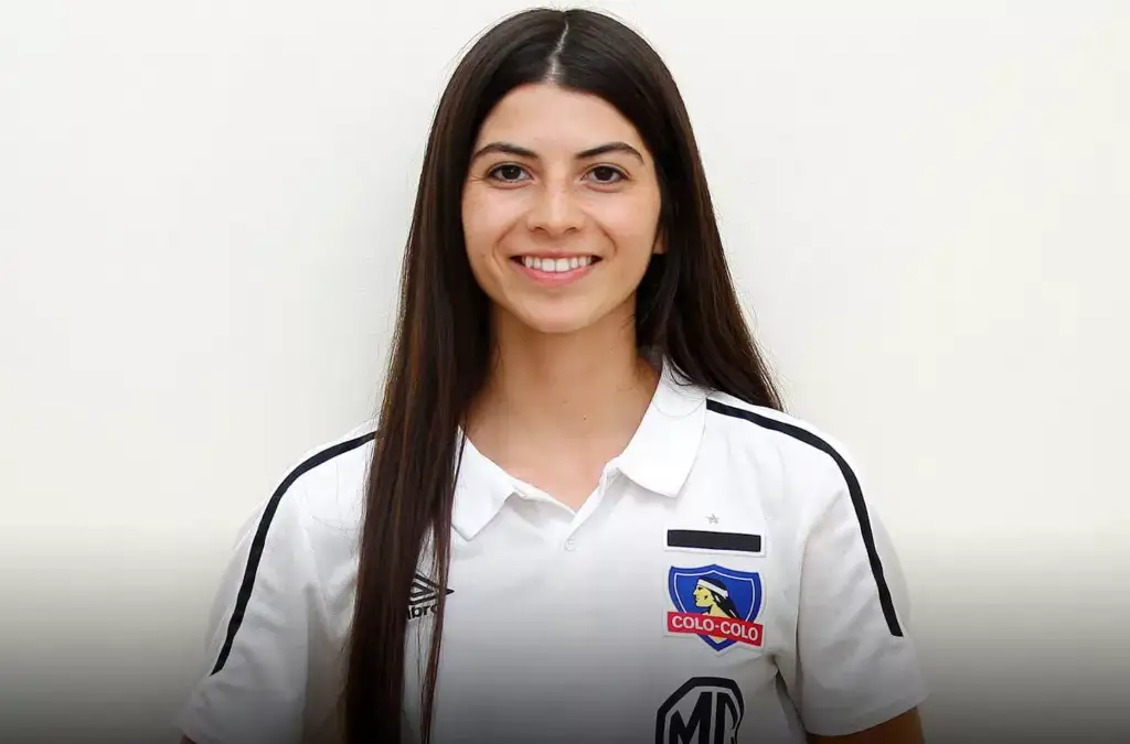 Melissa Bustos con la camiseta de Colo-Colo.