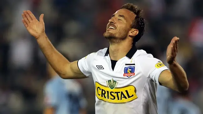José Pedro  Fuenzalida en su etapa en Colo Colo celebrando un gol