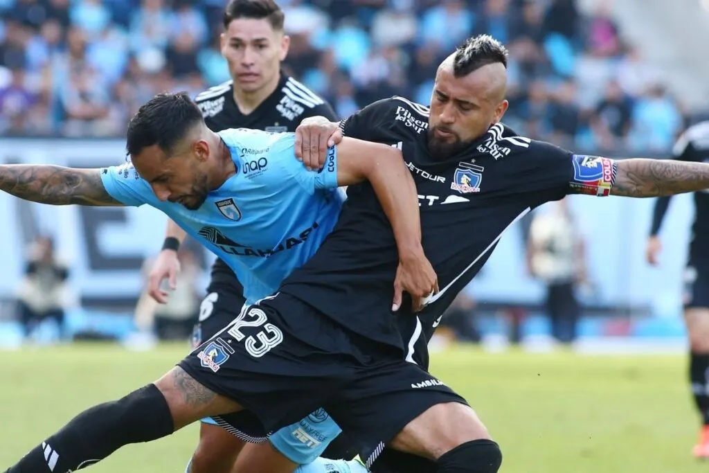 Arturo Vidal disputando un balón en el partido de Colo-Colo vs Deportes Iquique.