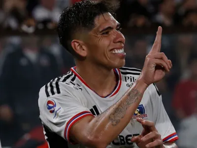 Aterrizan con dureza el brillante nivel de Carlos Palacios en Colo-Colo: «Se demoró 20 fechas, sólo el segundo tiempo marcó diferencias»