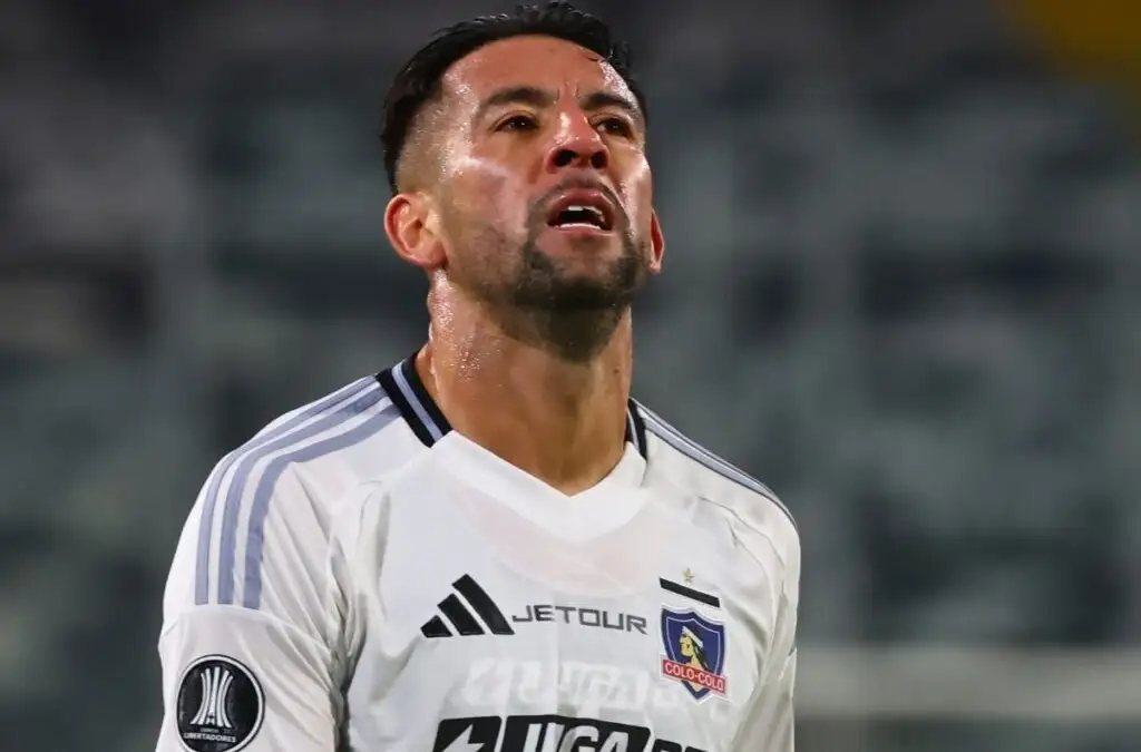 Mauricio Isla fue baja en Colo-Colo para el Superclásico.
