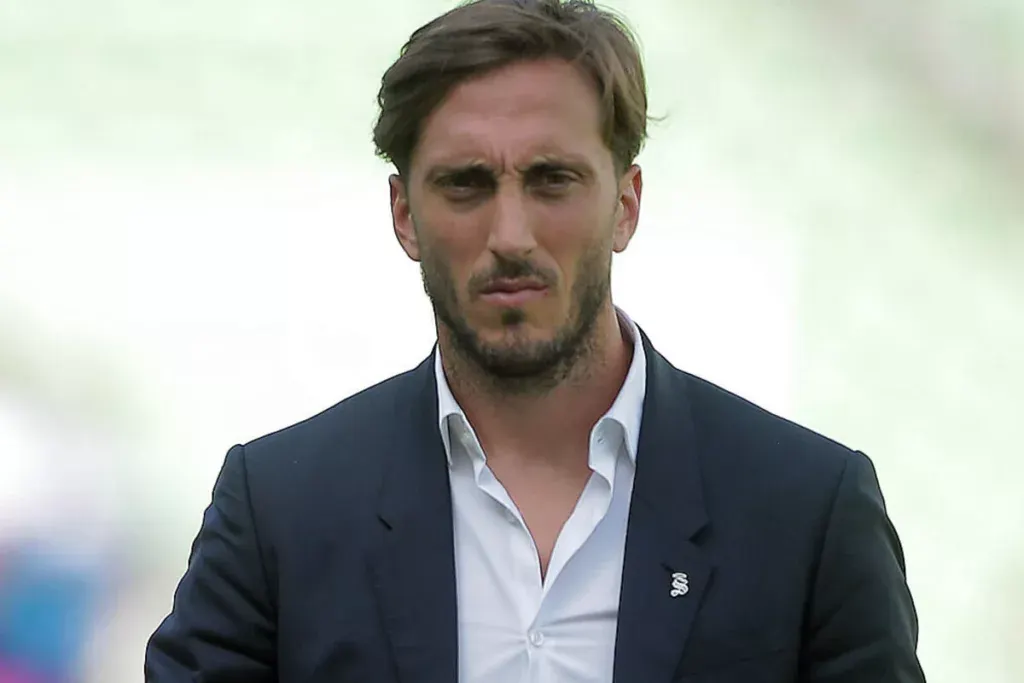 Luis Zubeldía serio.