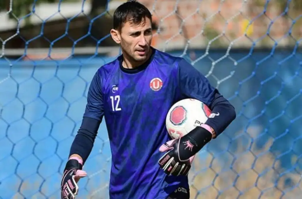 Raúl Olivares con la camiseta de Universitario de Vinto.