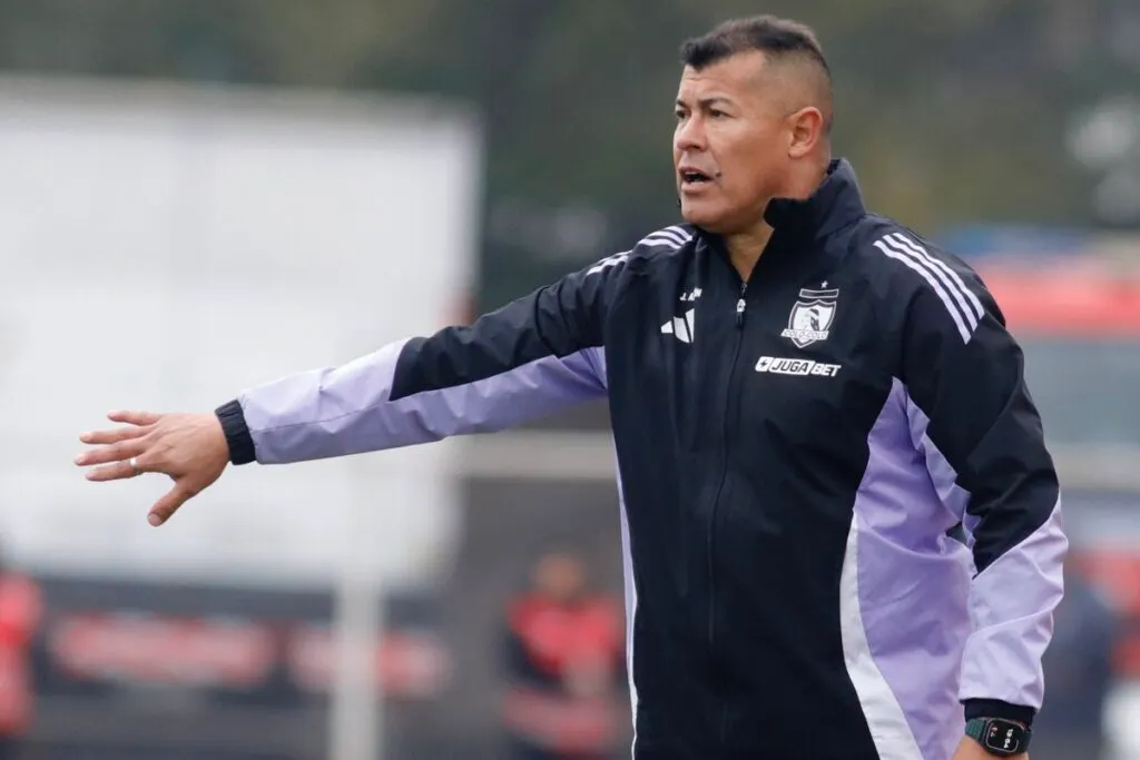 Jorge Almirón dirigiendo a Colo-Colo contra O'Higgins.