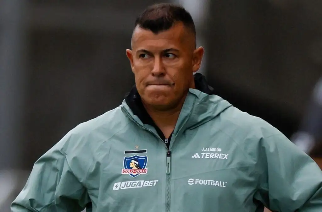 Jorge Almirón salió molesto del partido ante Santiago Wanderers.