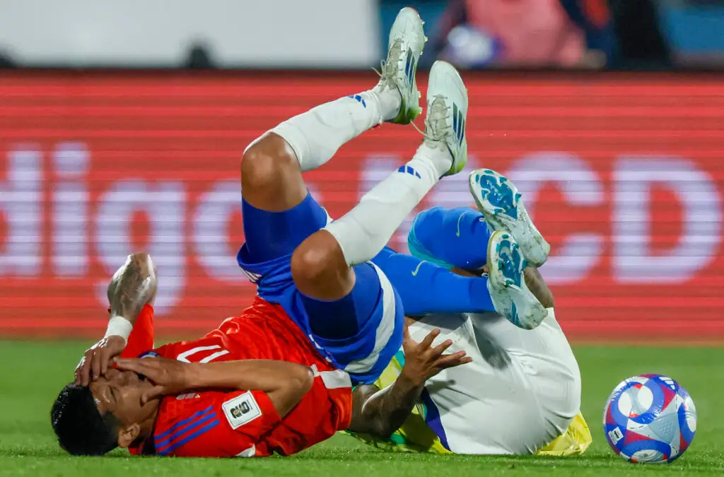Esteban Pavez terminó con molestias el partido frente a la Selección de Brasil.