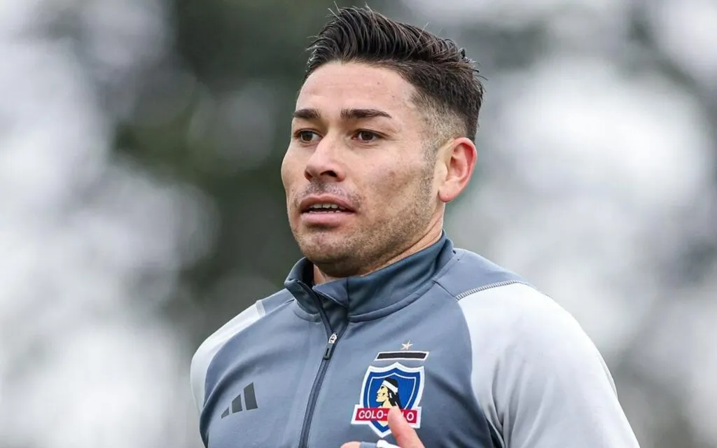 Primer plano de Óscar Opazo con el nuevo buzo de Colo Colo