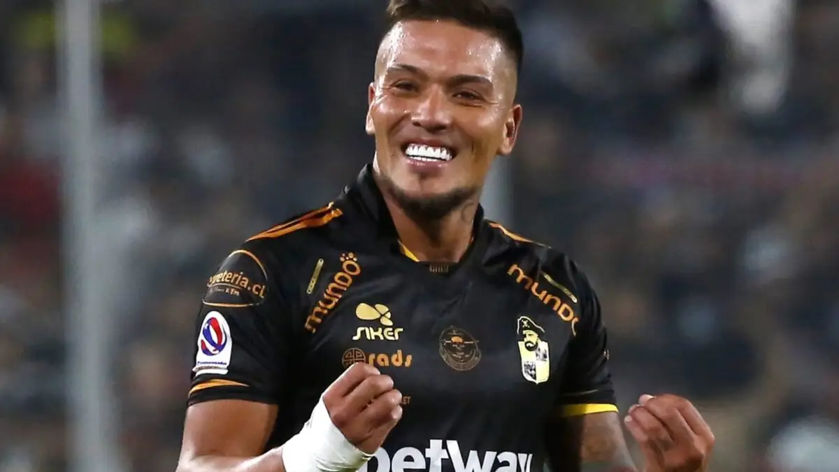 Javier Parraguez le anotó un gol a Colo-Colo en 2023.