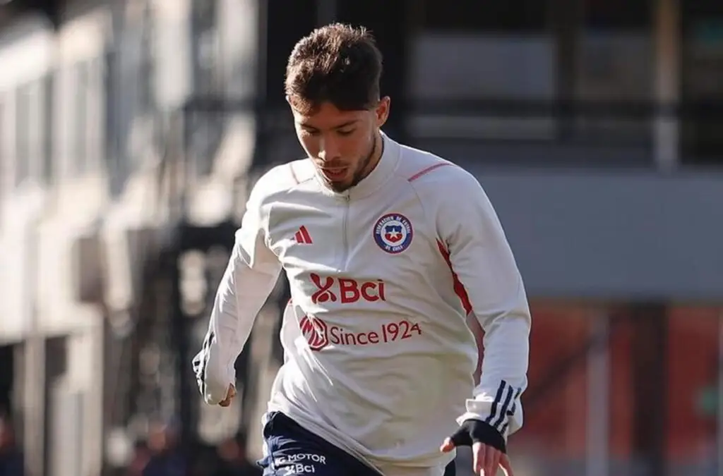 Felipe Loyola sería titular en ‘La Roja’ según Leonardo Burgueño.