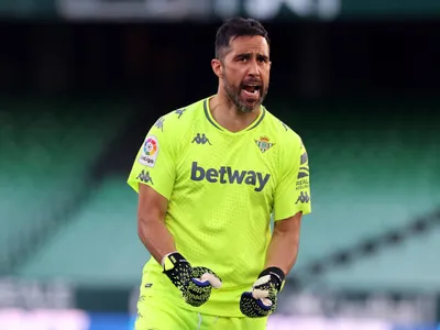 La gran noticia que recibió Claudio Bravo en medio de su calvario en el Real Betis