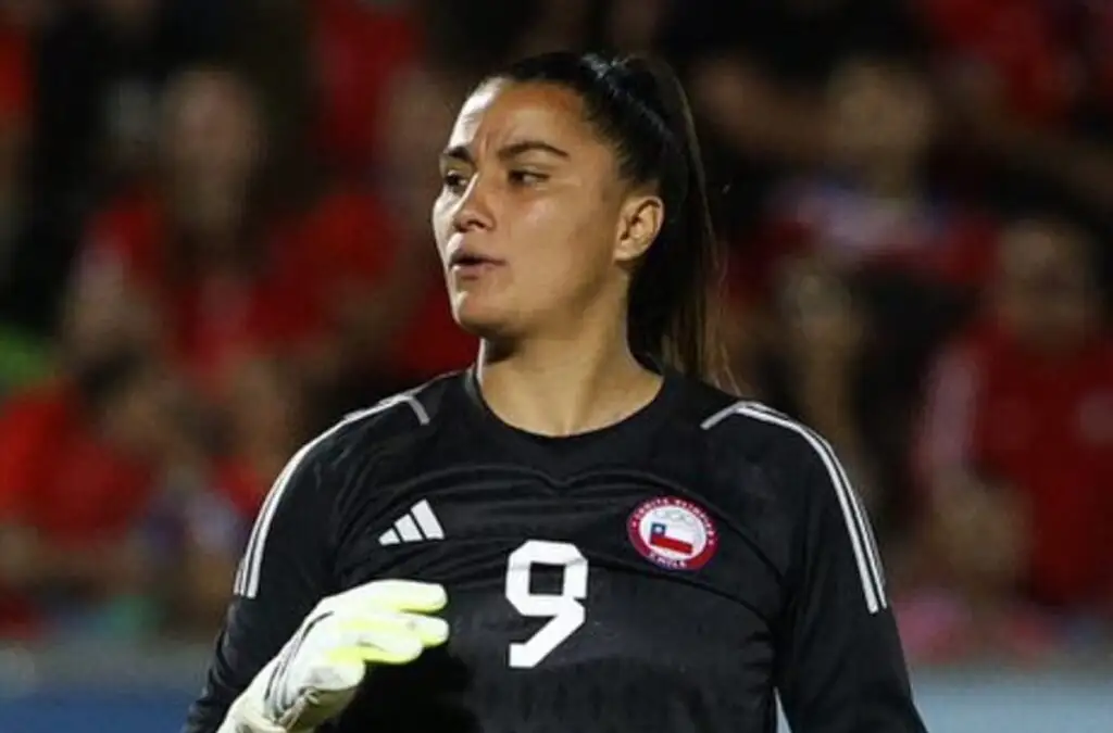 María José Urrutia jugando como arquera por la Selección Chilena Femenina.