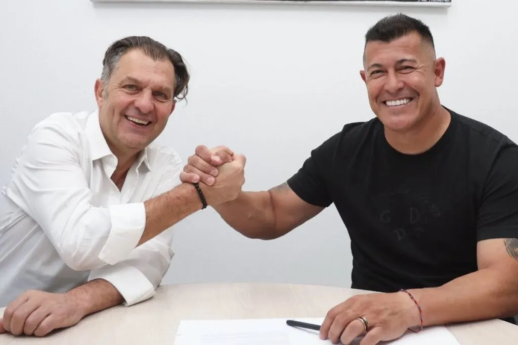 El presidente de Blanco y Negro, Aníbal Mosa y Jorge Almirón