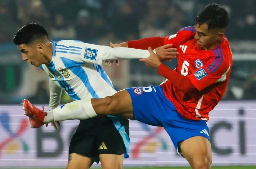 El volante de 22 años saldría del once estelar ante Bolivia. Foto: Andres Pina/Photosport.