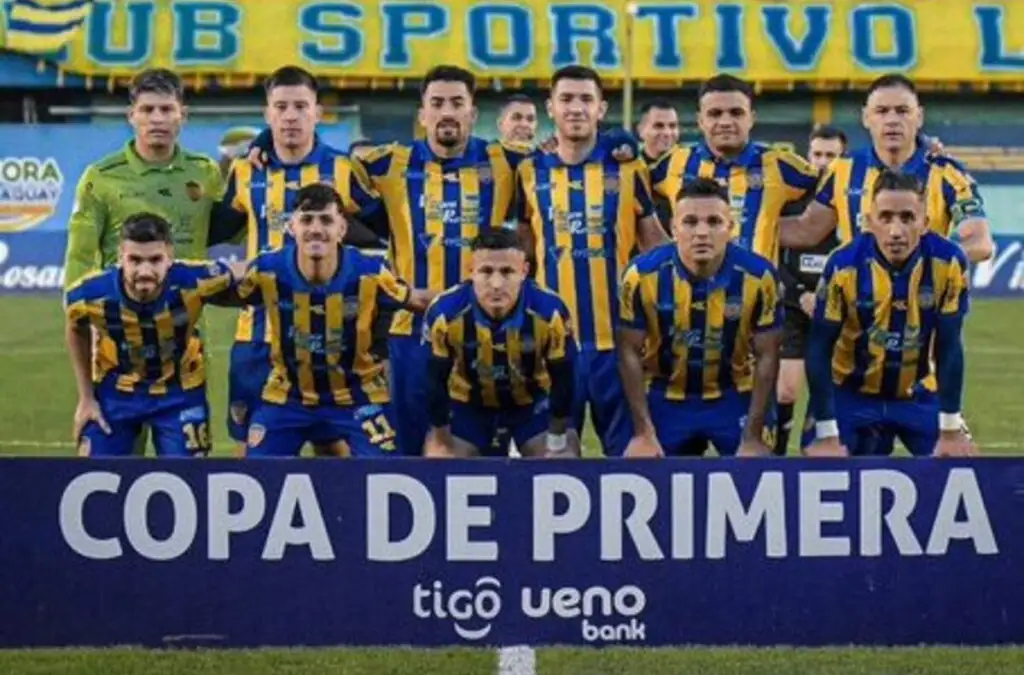 Lucas Barrios (abajo a la derecha) no continuará jugando en Sportivo Luqueño.