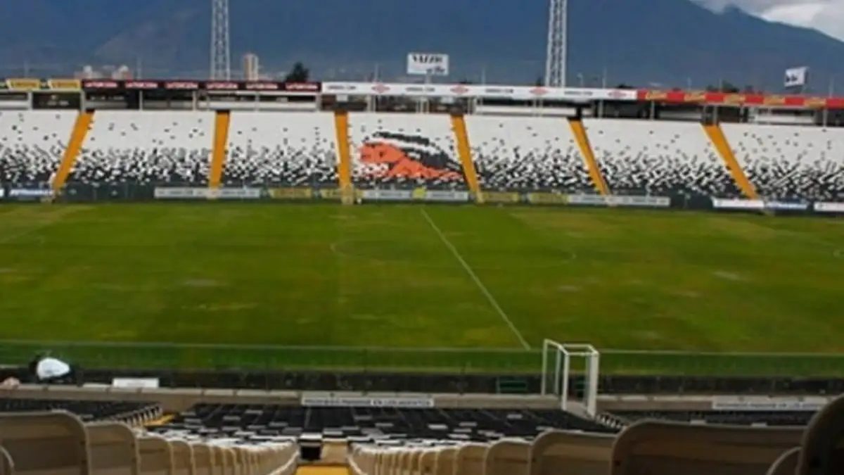 Cancha principal del Estadio Monumental David Arellano sin público