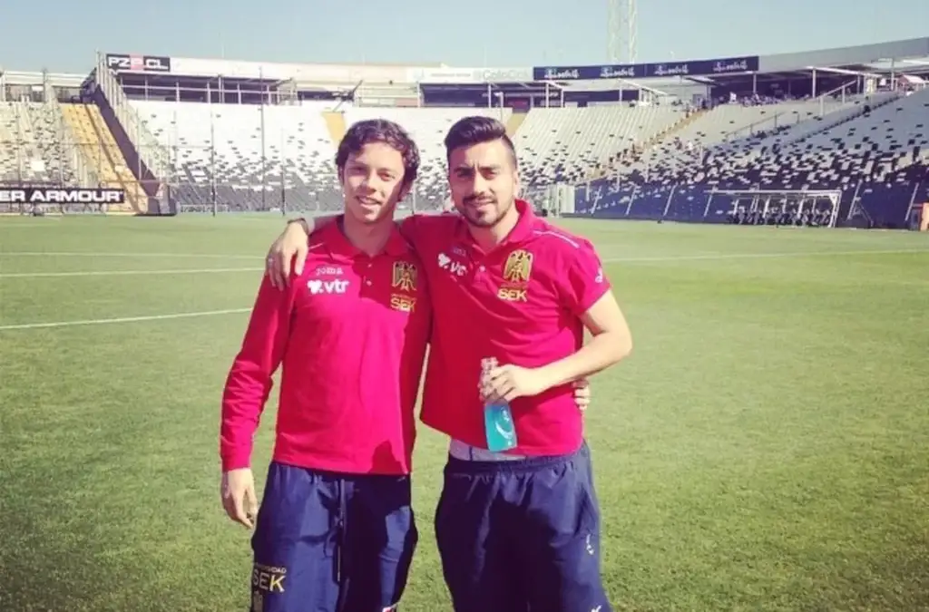 Ramses Bustos (a la derecha) posando con la camiseta de Unión Española en el Estadio Monumental.