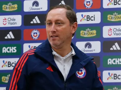 Desde Colo-Colo aprueban una eventual llegada de Luis Mena al interinato de la Selección Chilena