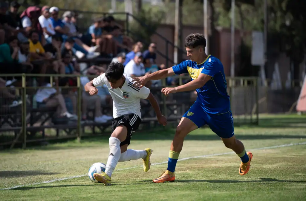 Cristián Alarcón en acción en la juvenil de Colo-Colo.