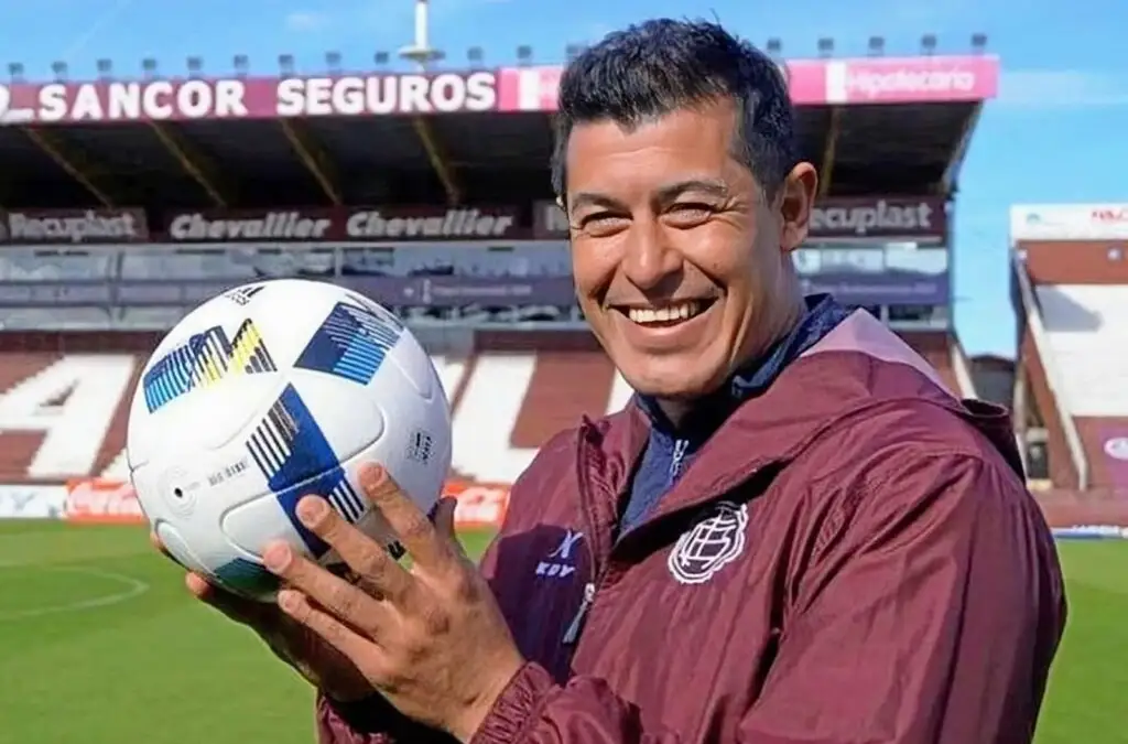Jorge Almirón durante su paso como entrenador de Lanús.
