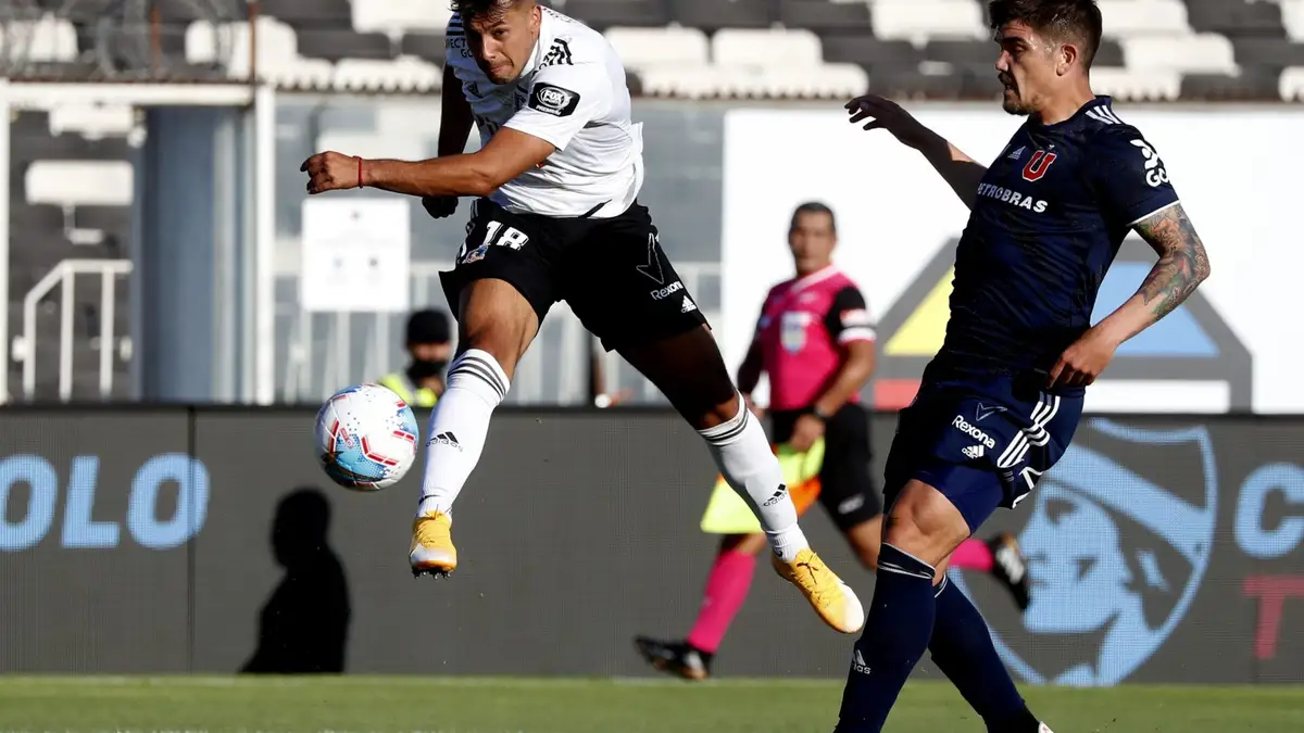 Futbol, Colo Colo vs Universidad de Chile Trigesima primera fecha, campeonato nacional 2020. El jugador de Colo Colo Ivan Morales, izquierda, disputa el balon con Luis Casanova de Universidad de Chile durante el partido de primera division realizado en el estadio Monumental de Santiago, Chile. 17/01/2020 Andres Pina/Photosport Football, Colo Colo vs Universidad de Chile 31th date, 2020 National Championship. Colo Colo’s player Ivan Morales, left, battles for the ball against Luis Casanova of Universidad de Chile during the first division match held at the Monumental stadium in Santiago, Chile. 17/01/2020 Andres Pina/Photosport