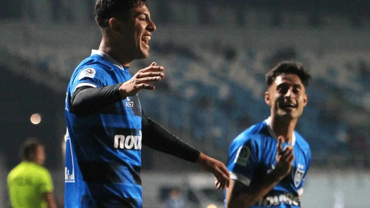 Maximiliano Rodríguez festejando junto a Javier Altamirano un gol con la camiseta de Huachipato frente a Universidad Católica por el Campeonato Nacional 2023.