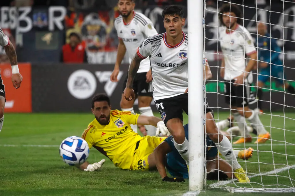 Erick Wiemberg yendo a despejar un balón en el partido frente a Deportivo Pereira