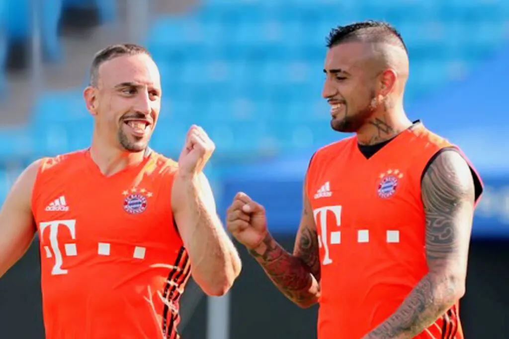 Franck Ribéry y Arturo Vidal durante un entrenamiento en el Bayern Múnich.