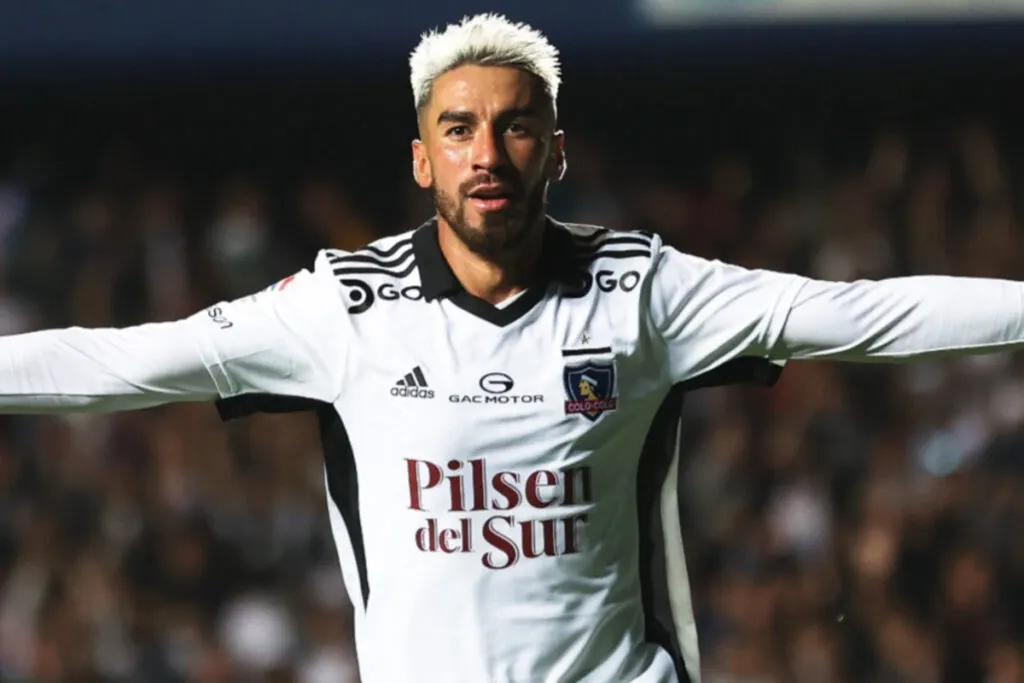 Juan Martín Lucero celebrando un gol contra Real Betis con Colo-Colo.