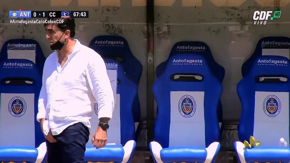 Captura de pantalla CDF HD. Gustavo Quinteros realizó un ‘Pato Yáñez’ a los jugadores de Antofagasta.