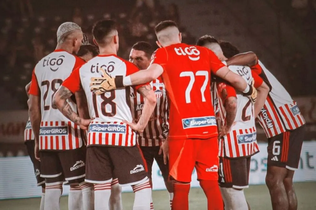 Plantel de Junior de Barranquilla abrazado