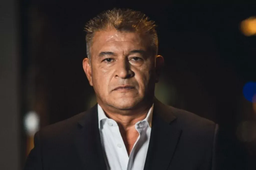 Primer plano a Claudio Borghi con cara seria, camisa y chaqueta sobre ella.