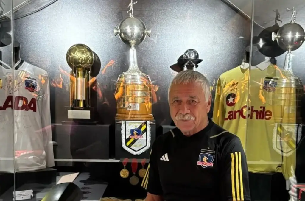 Carlos Caszely en la inauguración del Museo Itinerante.