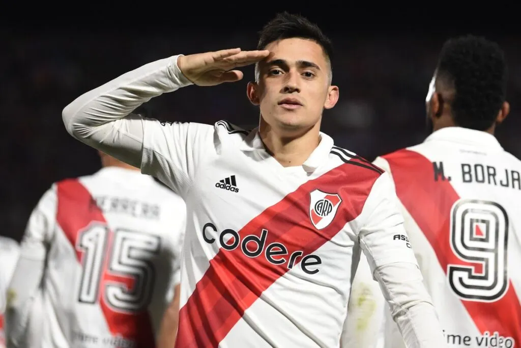 Pablo Solari celebrando tras convertir un gol por River Plate.