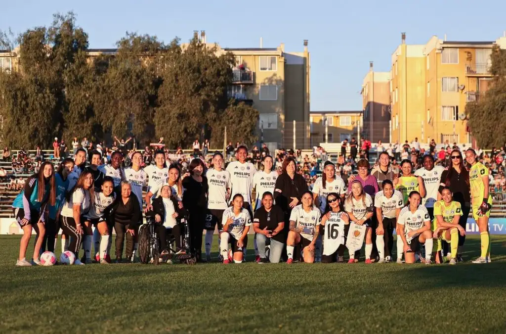 Las jugadores del Cacique salieron al campo de juego con sus madres.