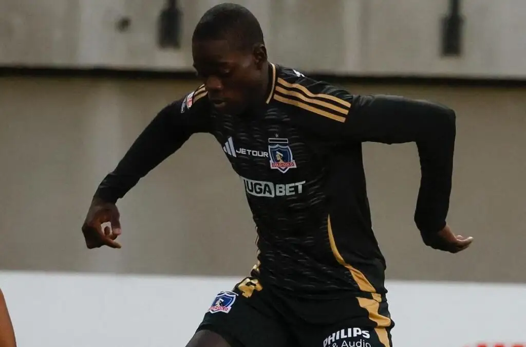 Manley Clerveaux fue incluido en la formación titular que ensayó Colo-Colo.