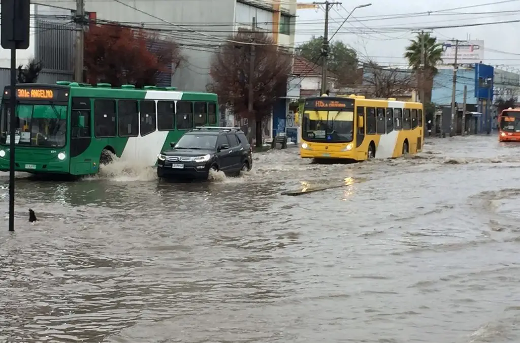 Las intensas lluvias afectaron en las realización del partido.