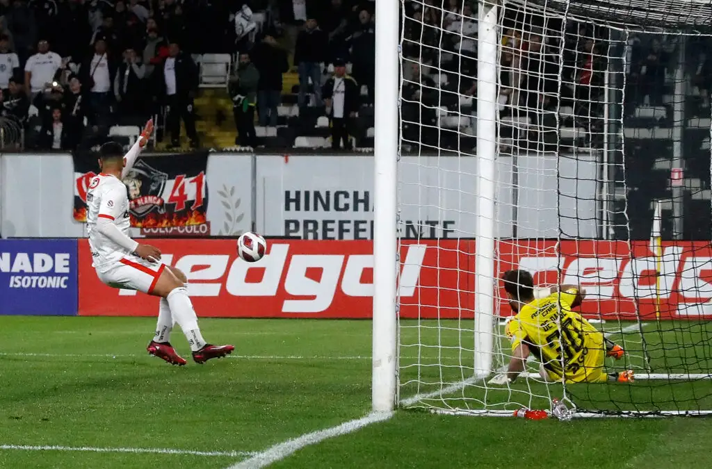 Fernando de Paul sacando el balón en Copa Chile del arco