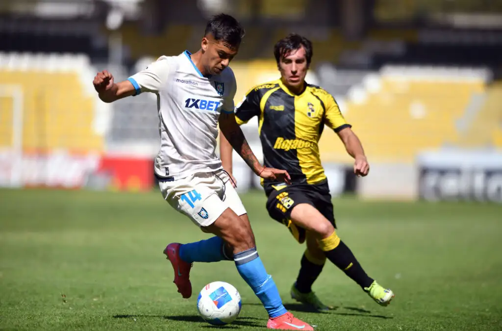 ‘Piratas’ y ‘Acereros’ no se sacaron ventaja en el Estadio Sánchez Rumoroso. Foto: Alejandro Pizarro Ubilla/Photosport.