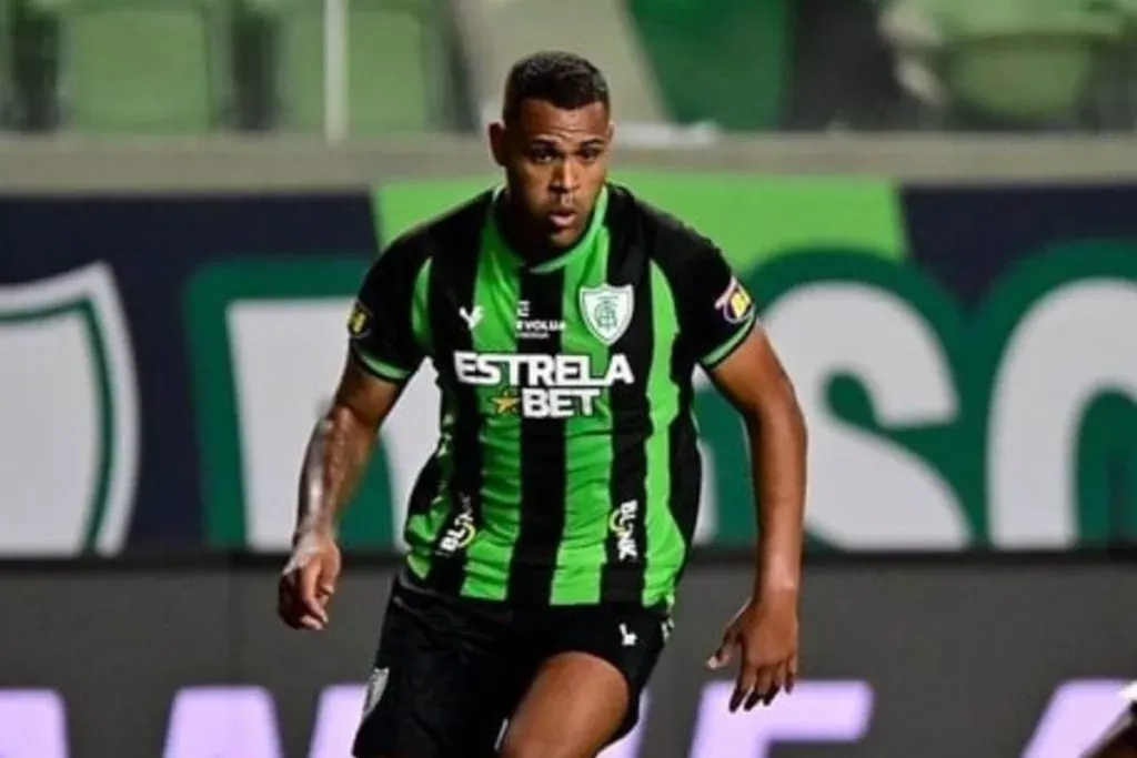 Primer plano a Mikael Felipe sumando minutos con la camiseta de América Mineiro.