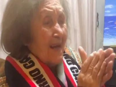 ¡Emocionante! Abuela hincha de Colo-Colo goza con la goleada a Universidad de Chile